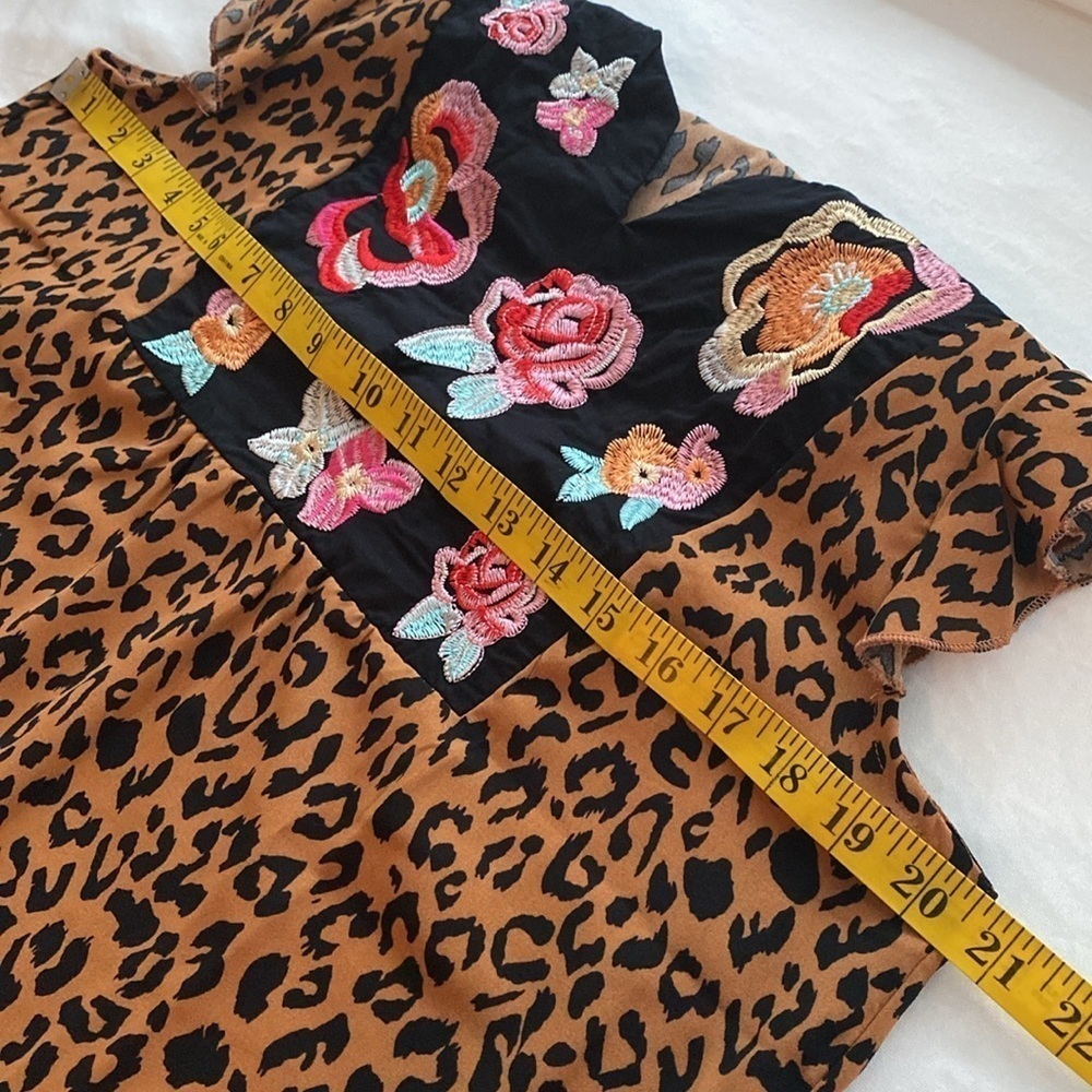 Embroidered and animal print blouse flutter sleeves short V-neckline size large - Picture 5 of 8
